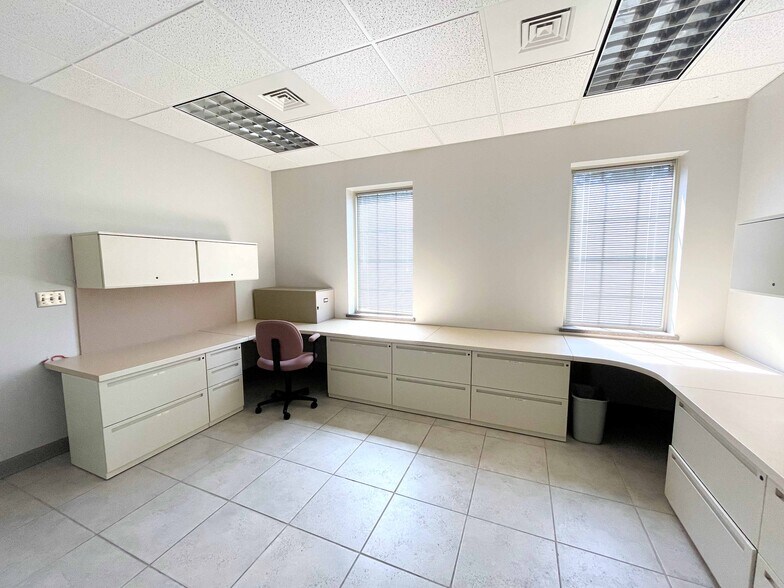 More Photos Of 400 Emery Dr, Birmingham Office For Sale