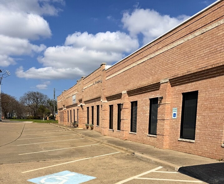 More Photos Of 210 W McDermott Dr, Allen Office For Lease
