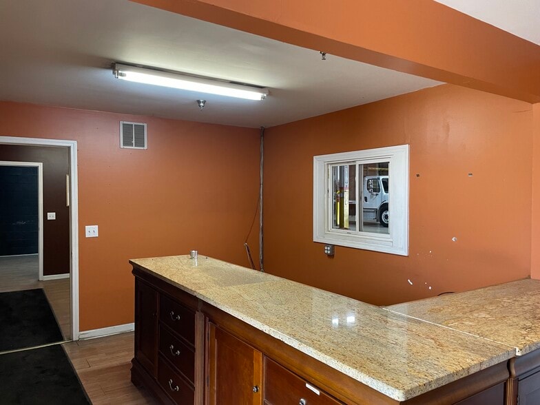 More Photos Of 1104 Southerland St, Graham Warehouse For Lease