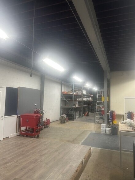 More Photos Of 495 Mola Blvd, Elmwood Park Warehouse For Lease