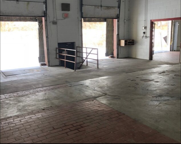 More Photos Of 4730-4740 N Quebec Ave, New Hope Warehouse For Sale