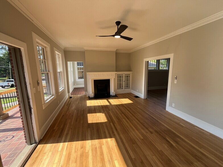 More Photos Of 406 S Lewis St, Lagrange Office For Lease
