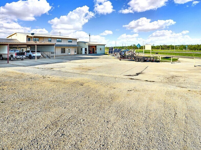 More Photos Of 389 Interstate 35 S, Devine Unknown For Lease