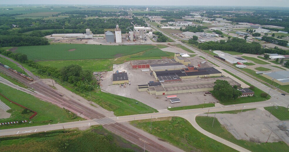 More Photos Of 1305 19th St SW, Mason City Distribution For Sale