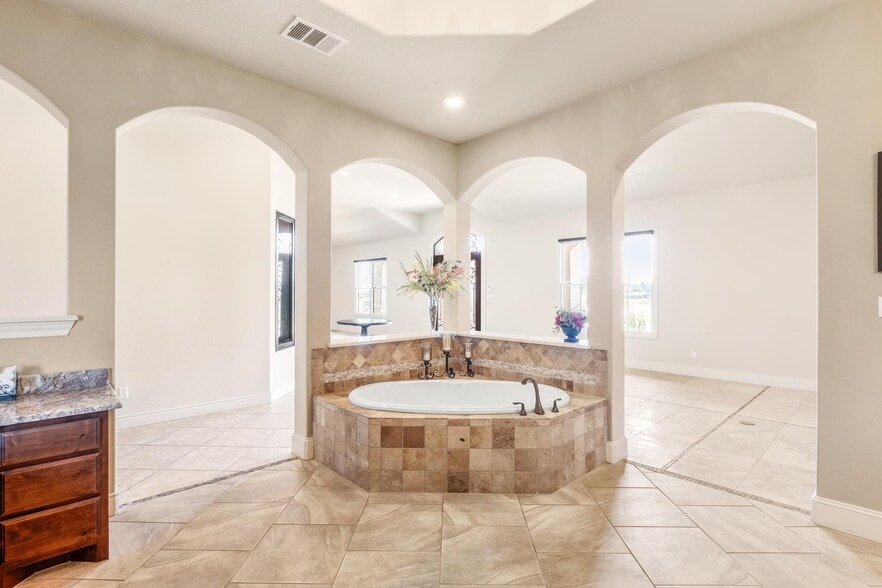 More Photos Of 105 Applewood Dr, Cedar Creek Office For Sale