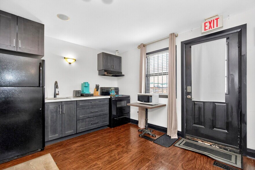 More Photos Of 49 Mary St, Barrie Restaurant For Sale