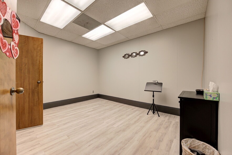 More Photos Of 1212 S Air Depot Blvd, Oklahoma City Office For Sale