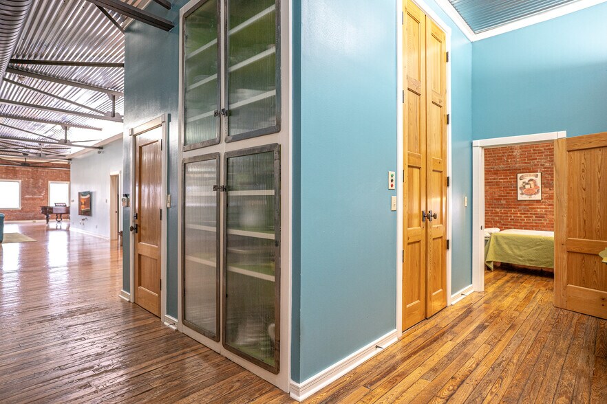More Photos Of 1611 Washington St, Alexandria Showroom For Sale