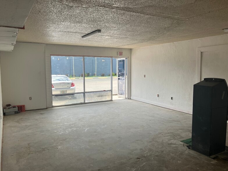 More Photos Of 12691-12695 Mcgregor Blvd, Fort Myers Unknown For Lease