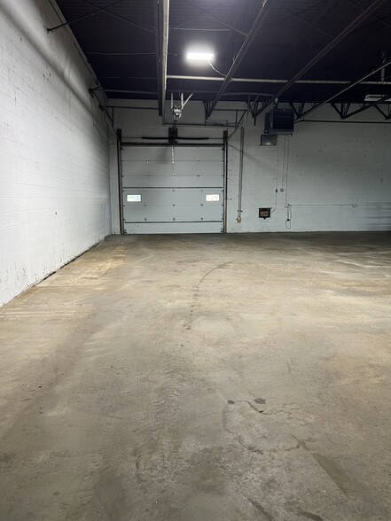 More Photos Of 900 S Cogswell Dr, Silver Lake Warehouse For Lease