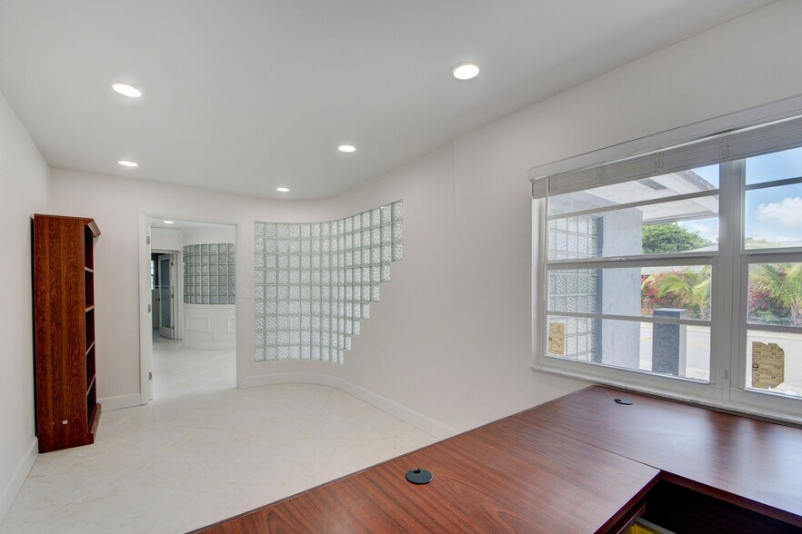 More Photos Of 830 N Federal Hwy, Lake Worth Office For Lease