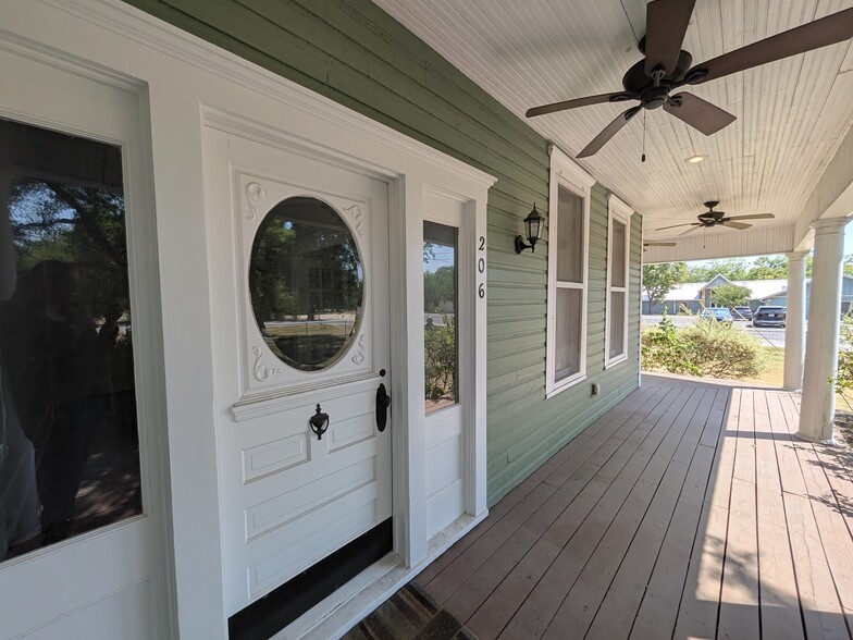 More Photos Of 206 Taylor St, Hutto Office For Lease