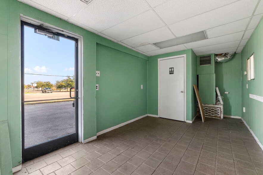 More Photos Of 290 Wonder World Dr, San Marcos Warehouse For Lease
