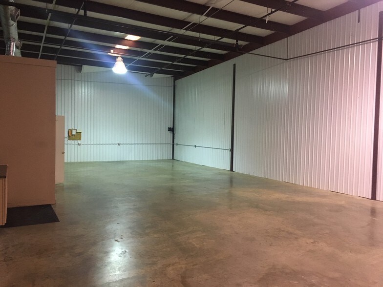 More Photos Of 644 Church Rd, Madison Warehouse For Lease
