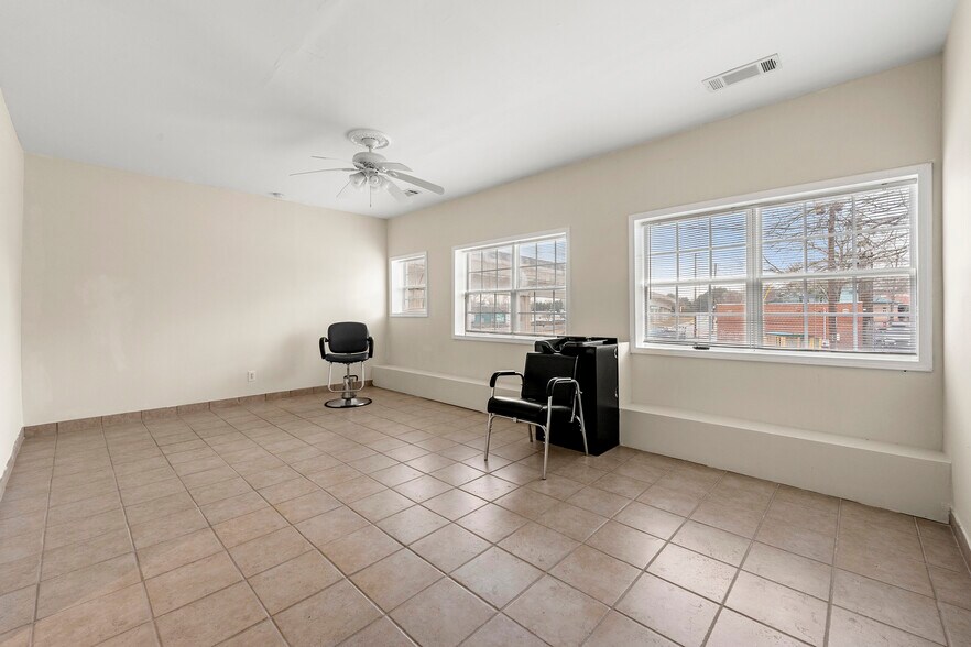 More Photos Of 1181 SW Lee St, Atlanta Office For Sale