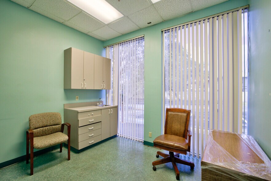 More Photos Of 7118-7170 N Nob Hill Rd, Tamarac General Retail For Lease