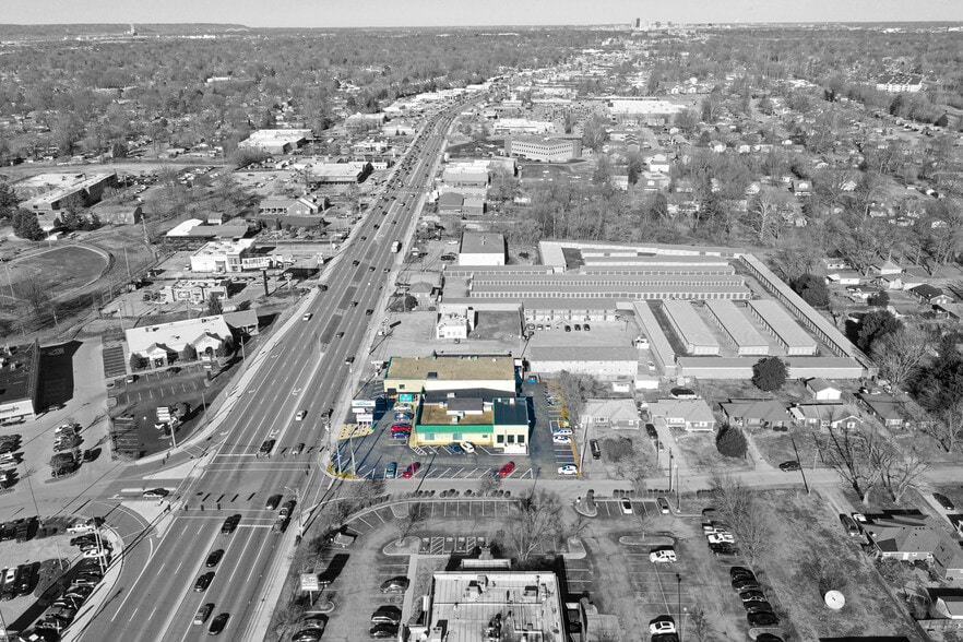 More Photos Of 5223-5227 Dixie Hwy, Louisville Storefront Retail Office For Lease