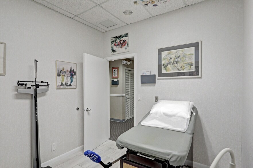 More Photos Of 3537 Forest Hill Blvd, West Palm Beach Medical For Lease
