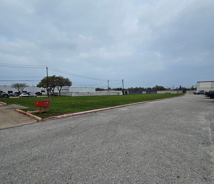 More Photos Of 210 W Highway 332, Lake Jackson Land For Sale