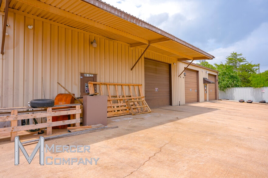 More Photos Of 3103 W Pioneer Pky, Pantego Warehouse For Lease