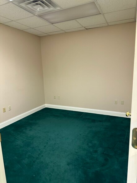 More Photos Of 1510-1520 Greenup Ave, Ashland Storefront Retail Office For Lease