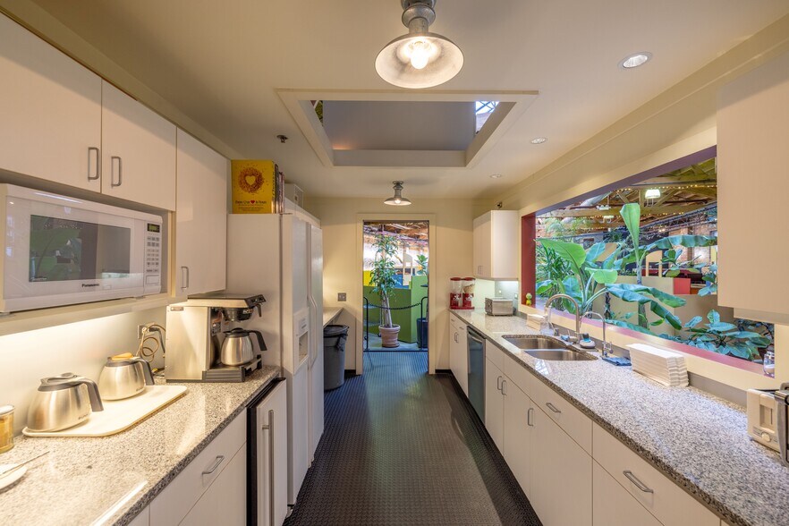 More Photos Of 21 S Racine Ave, Chicago Warehouse For Lease