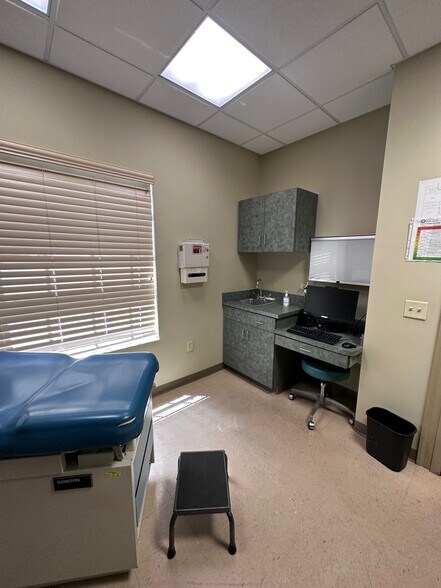 More Photos Of 842 Sunset Lake Blvd, Venice Medical For Lease