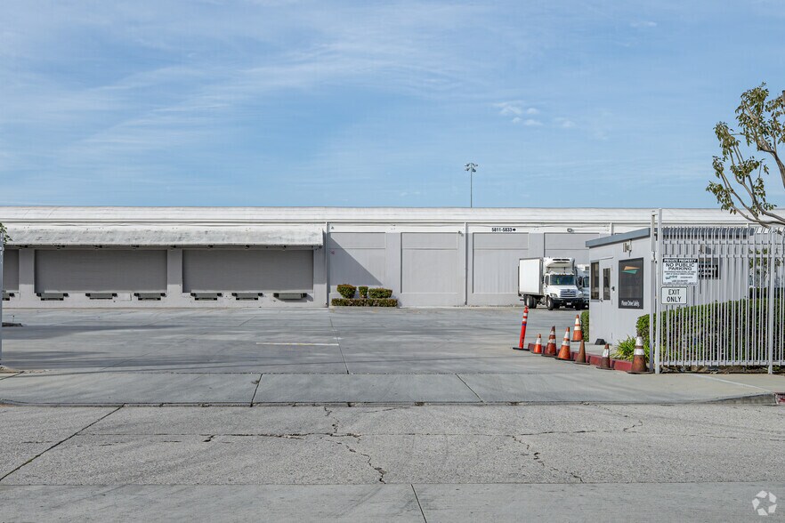 More Photos Of 5849-5853 E 61st St, Commerce Warehouse For Lease
