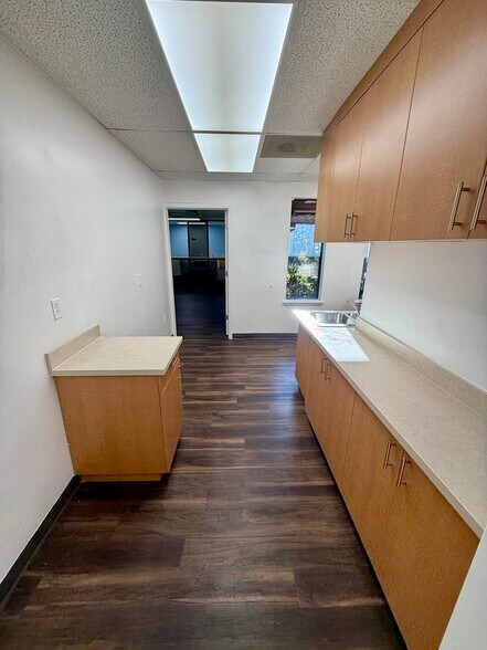 More Photos Of 908 S Parsons Ave, Brandon Medical For Lease