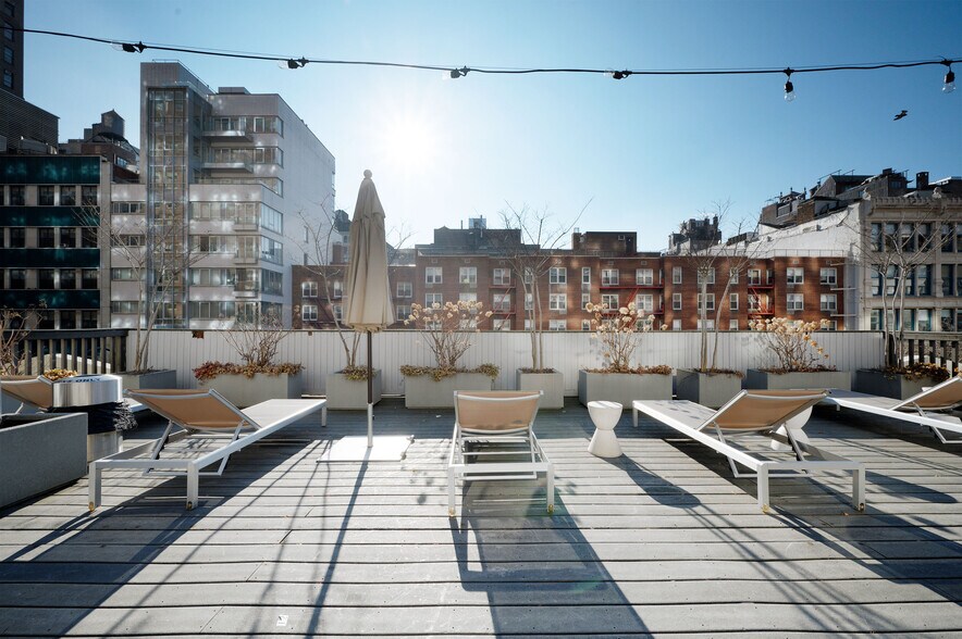 More Photos Of 25 W 14th St, New York Storefront For Lease