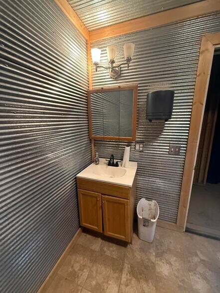 More Photos Of 102 S Main St, Mountain Grove Warehouse For Sale