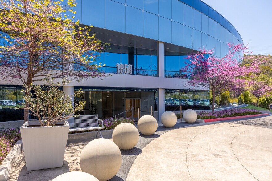 More Photos Of 1959 Palomar Oaks Way, Carlsbad Loft Creative Space For Lease