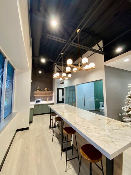 More Photos Of 9045 River Rd, Indianapolis Office Residential For Lease