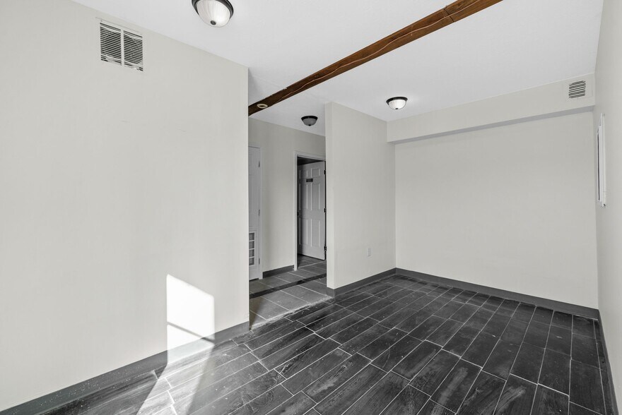 More Photos Of 124 10th St, Clarksville Flex For Sale