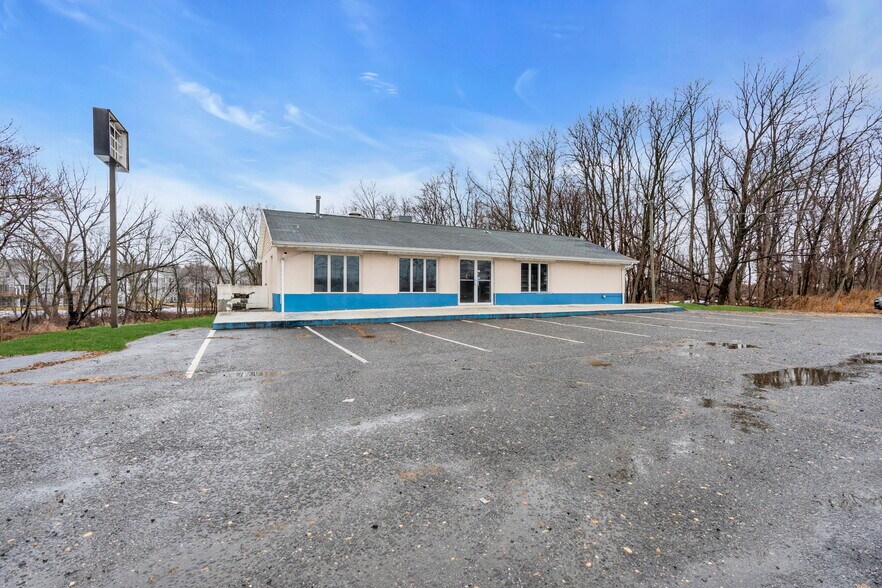 More Photos Of 320 State Route 33, Manalapan Township Restaurant For Sale