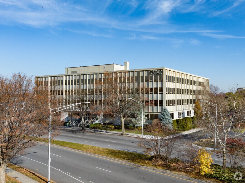 Primary Photo Of 900 Merchants Concourse, Westbury Office For Lease