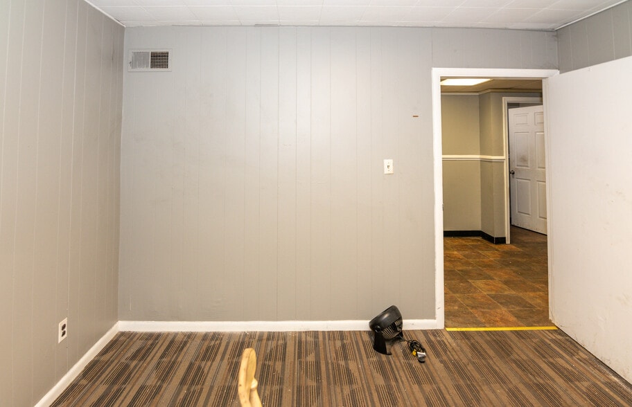 More Photos Of 2001 Windsor Ave, Baltimore Warehouse For Lease