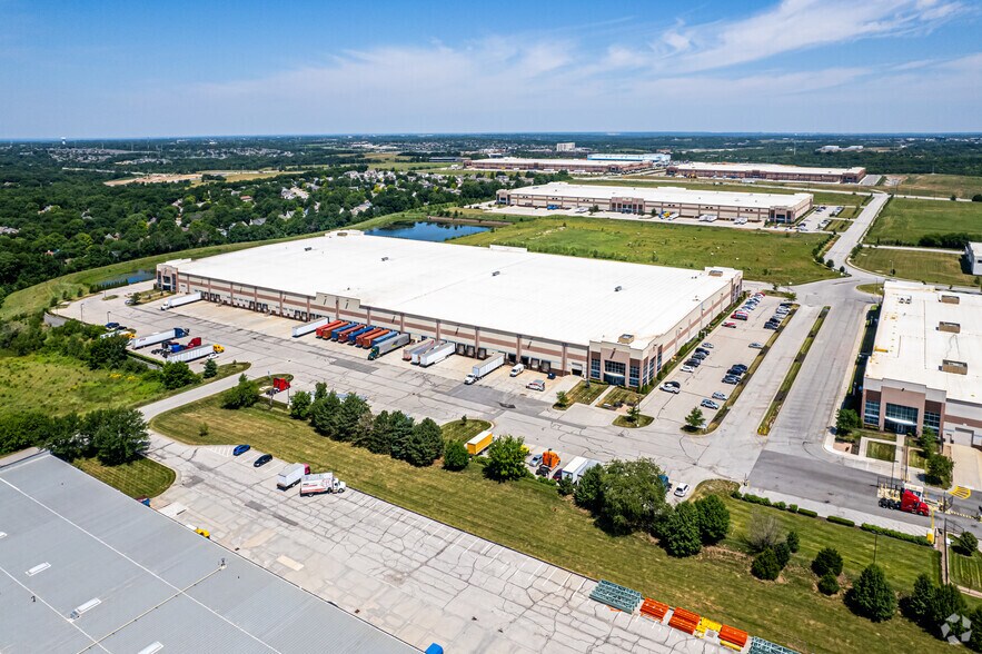 More Photos Of 17201-17251 W 113th St, Lenexa Warehouse For Lease