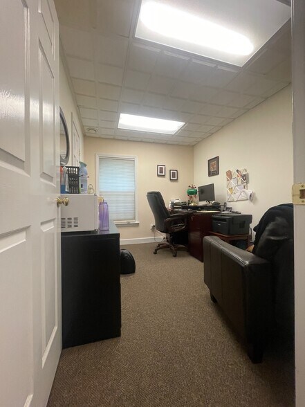 More Photos Of 33 Bedford St, Lexington Medical For Sale