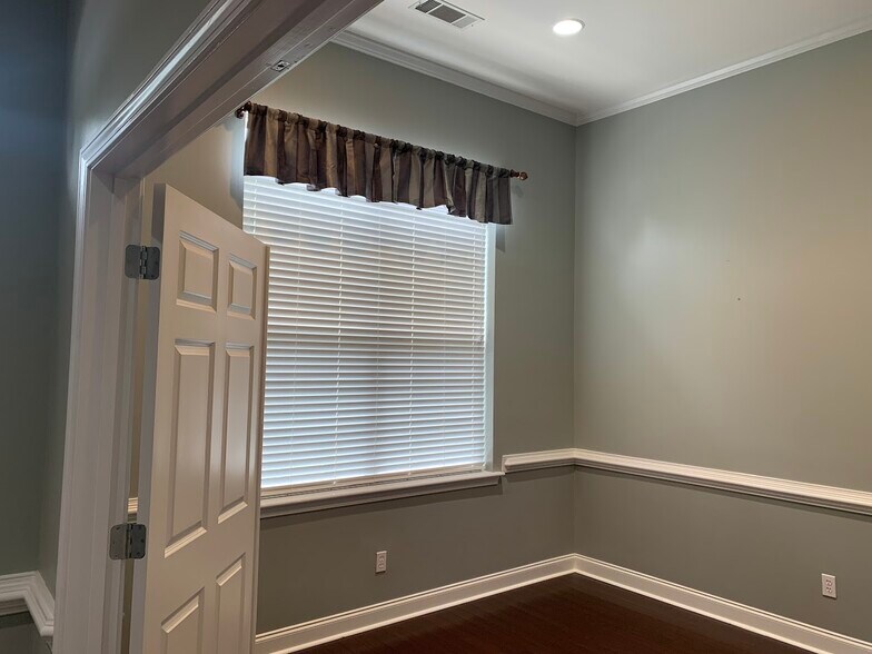 More Photos Of 1825 Lockeway Dr, Alpharetta Office For Sale