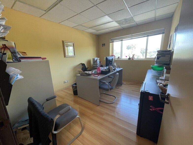 More Photos Of 20631 Ventura Blvd, Woodland Hills Office For Lease