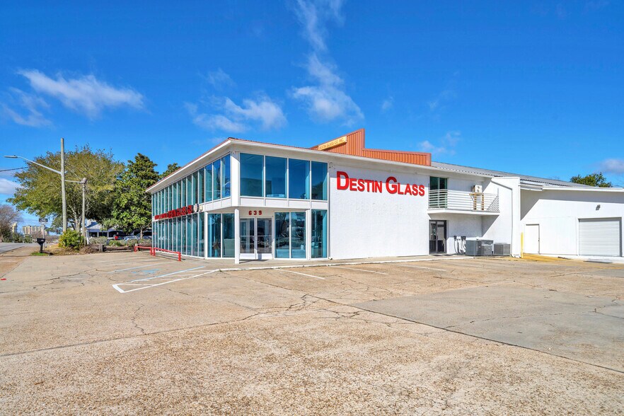More Photos Of 639 Harbor Blvd, Destin Showroom For Lease