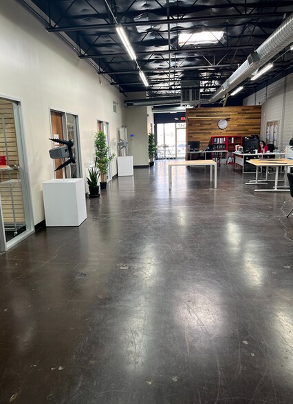 More Photos Of 2547 Farrington St, Dallas Light Distribution For Lease