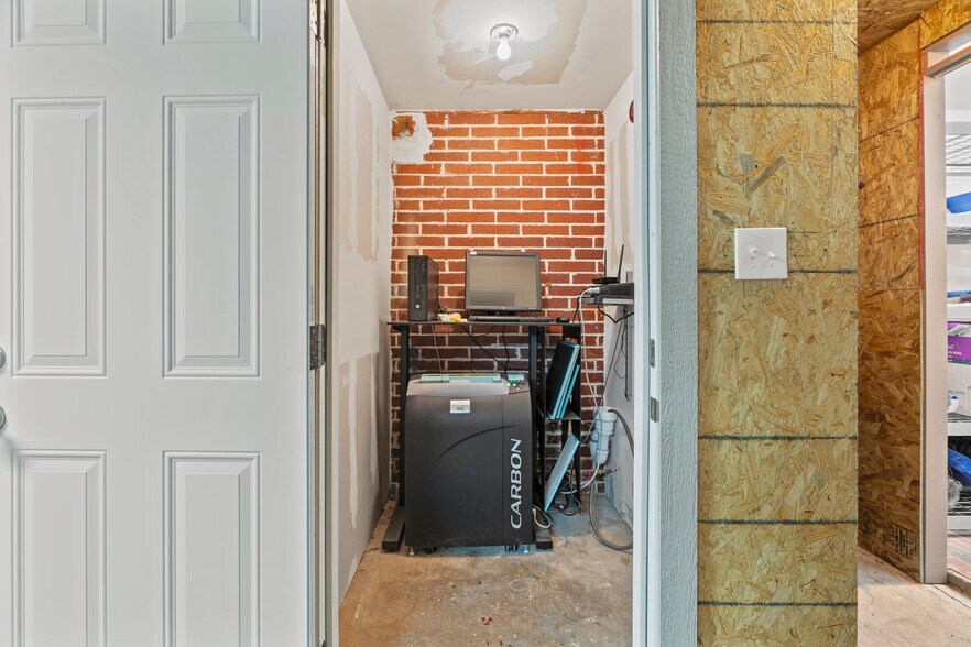 More Photos Of 1404 S B St, Henryetta Veterinarian Kennel For Sale