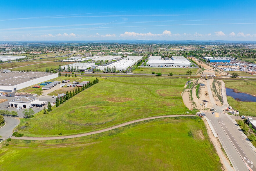 More Photos Of 751 Roseville Pky, Roseville Warehouse For Lease