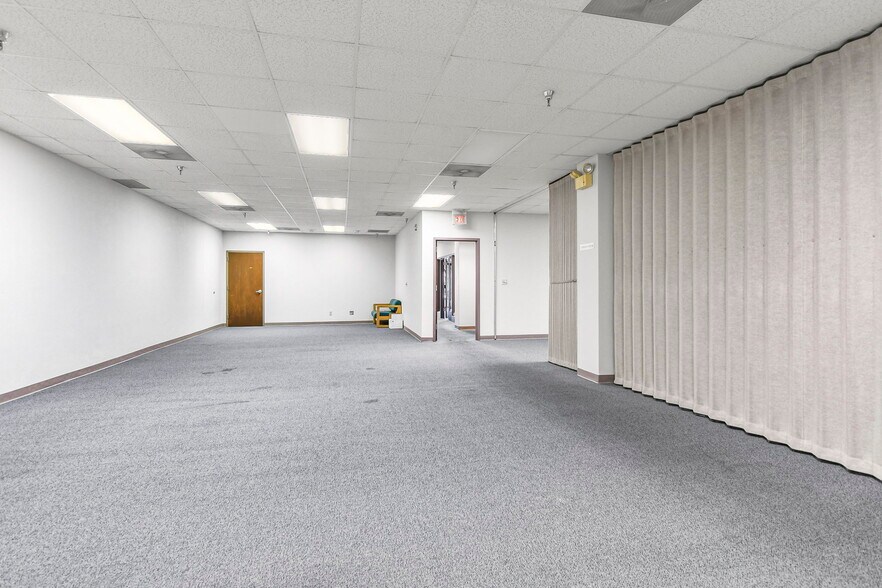 More Photos Of 206 S 6th St, Springfield Office For Sale