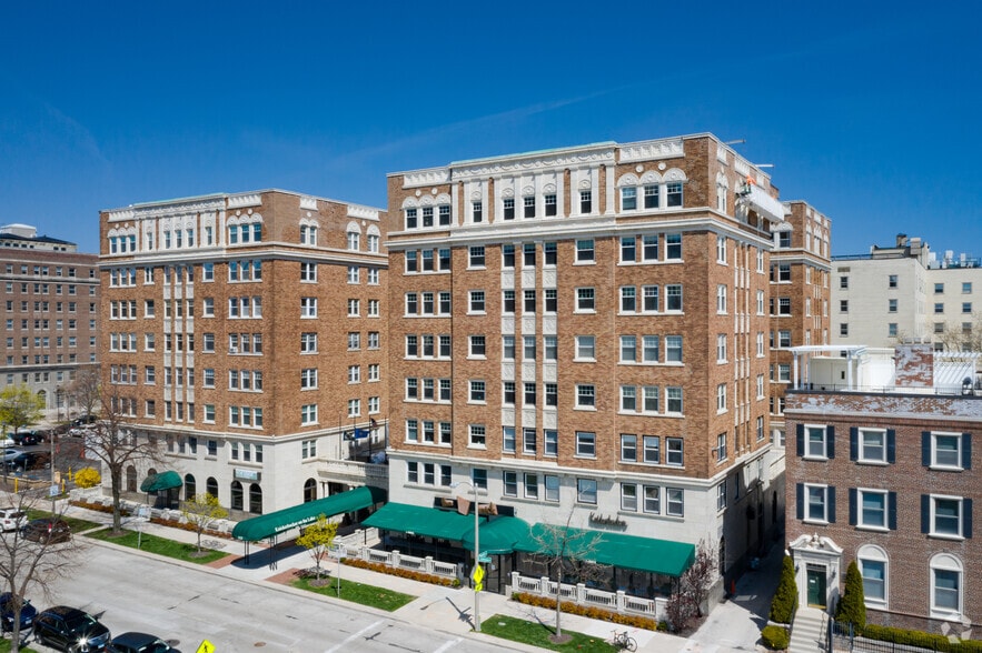 Primary Photo Of 1028 E Juneau Ave, Milwaukee Hotel For Lease