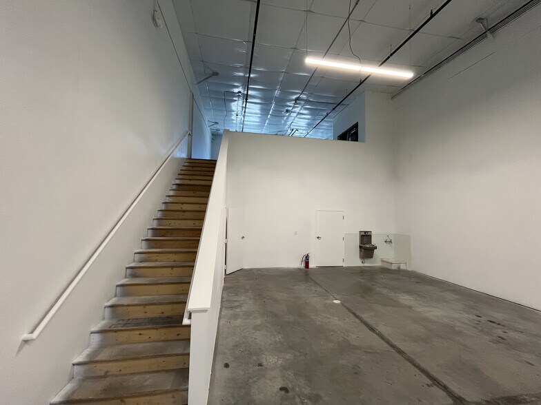 More Photos Of 9235 Eastman Park Dr, Windsor Light Manufacturing For Lease
