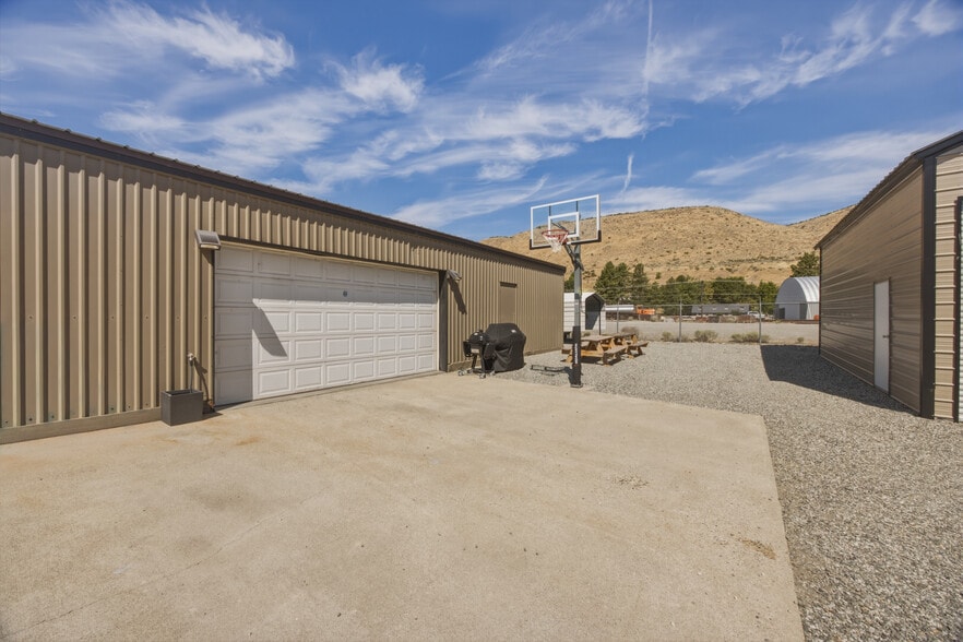 More Photos Of 102 E Lakeshore Dr, Pateros Auto Repair For Sale