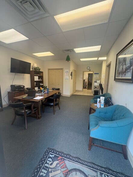 More Photos Of 2231 NW Broad St, Murfreesboro Showroom For Lease